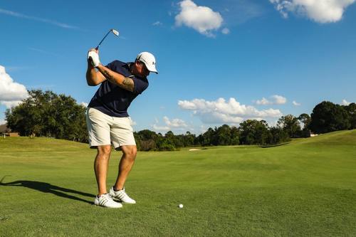 Träna hela kroppen med golf och padel